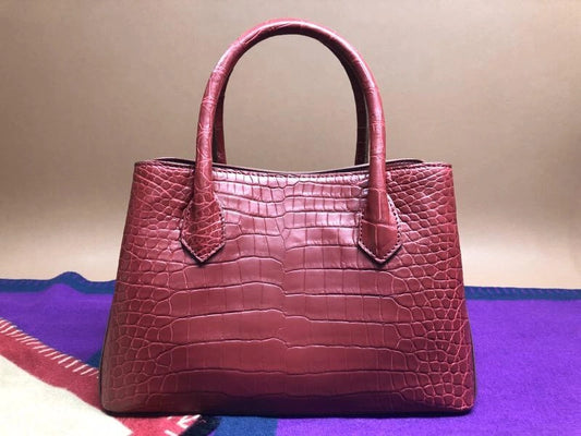 HOW TO DISTINGUISH BETWEEN GENUINE AND FAKE CROCODILE LEATHER