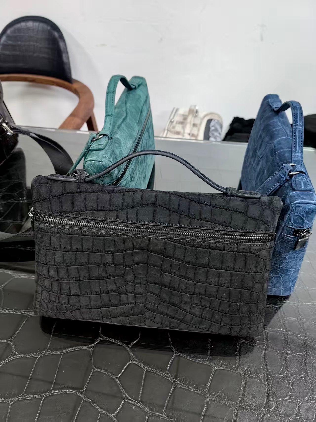 Unisex Himalaya WhigteGenuine Crocodile Skin Leather Zipper Handle Clutch Bag