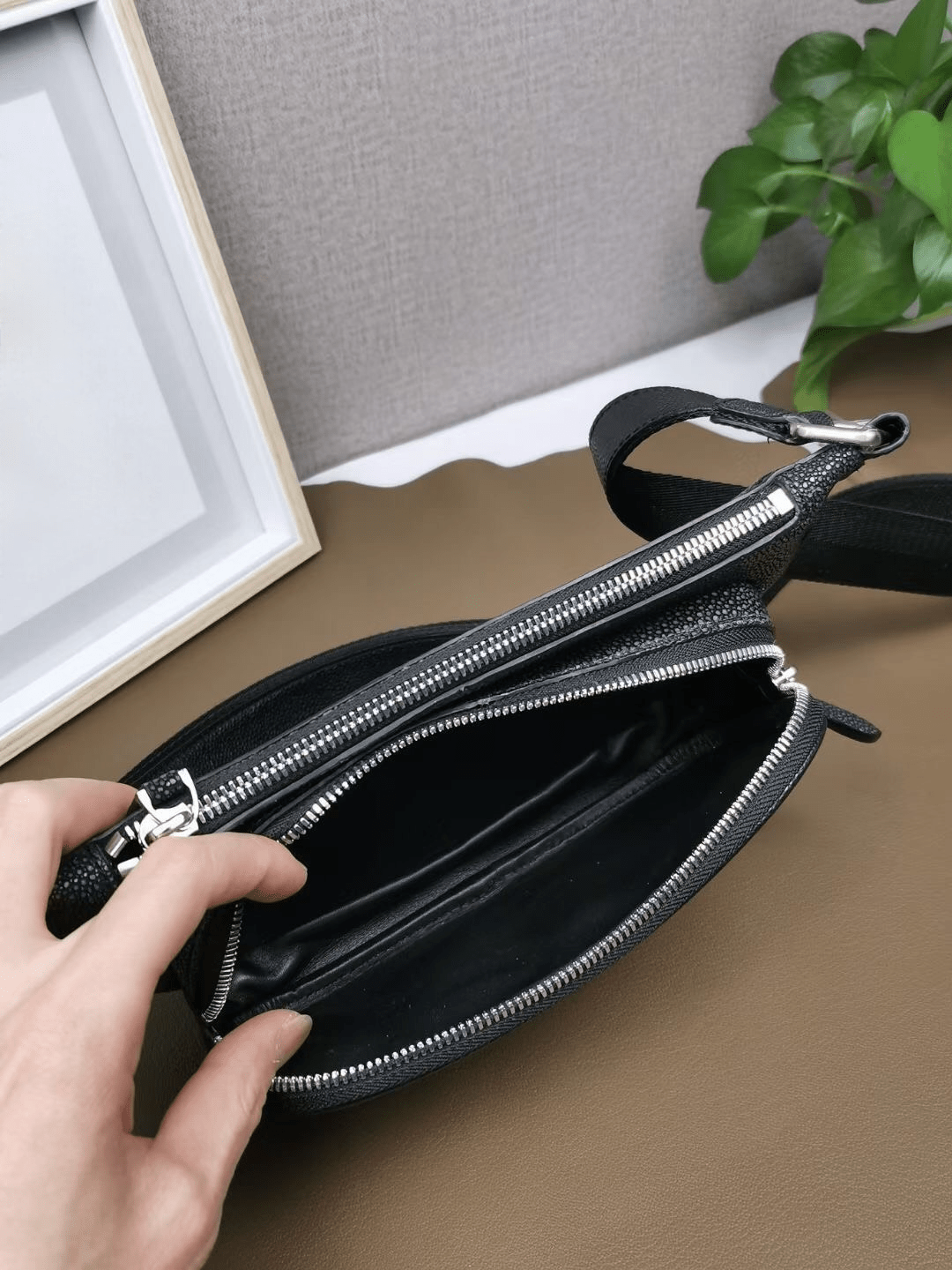 Men'sPearl Stingray Leather Crossbody Waist Bag Fanny Pack Chest Bag Male Casual Belt Sling Bum Bags