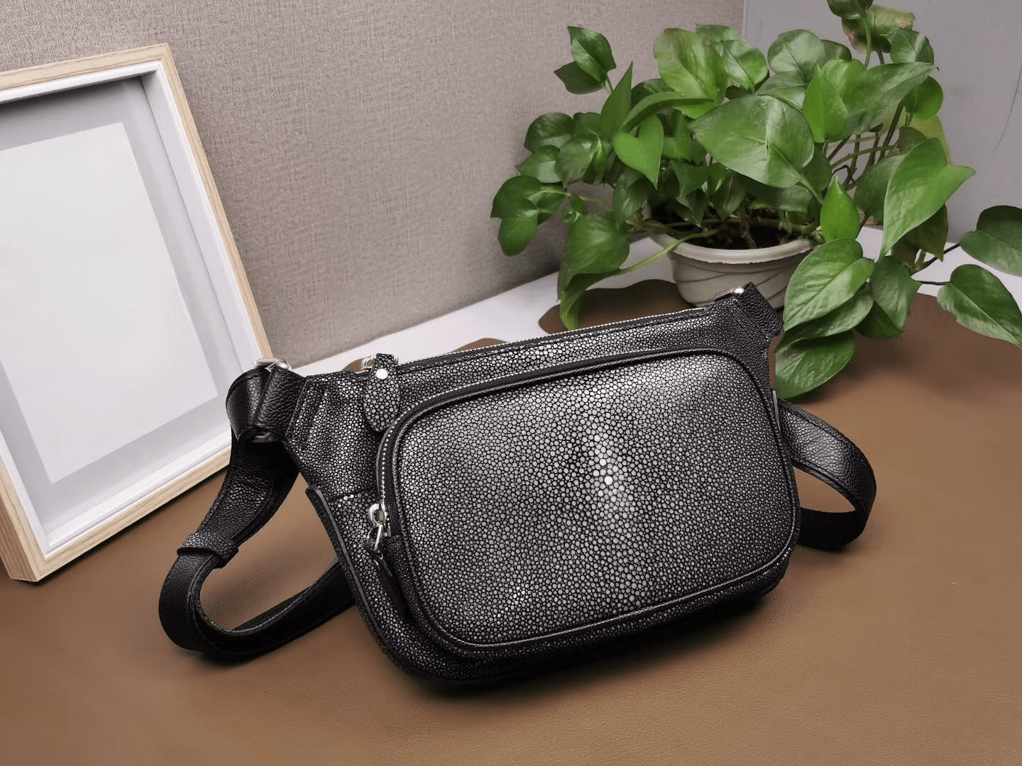 Men'sPearl Stingray Leather Crossbody Waist Bag Fanny Pack Chest Bag Male Casual Belt Sling Bum Bags