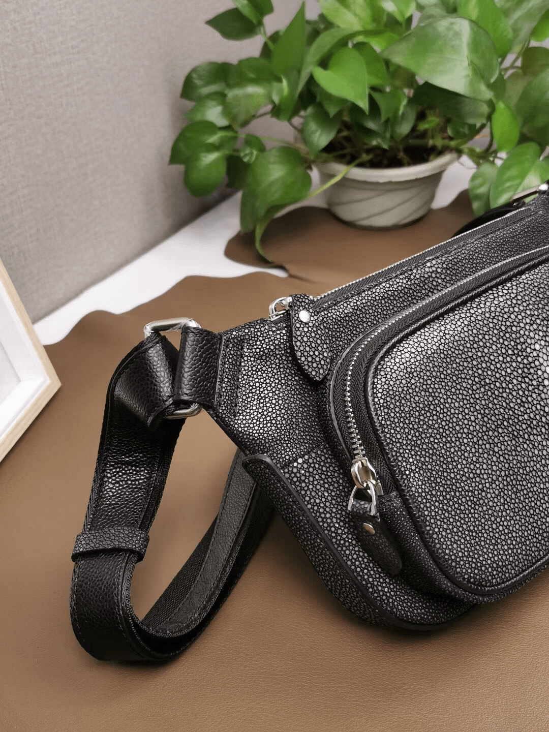 Men'sPearl Stingray Leather Crossbody Waist Bag Fanny Pack Chest Bag Male Casual Belt Sling Bum Bags