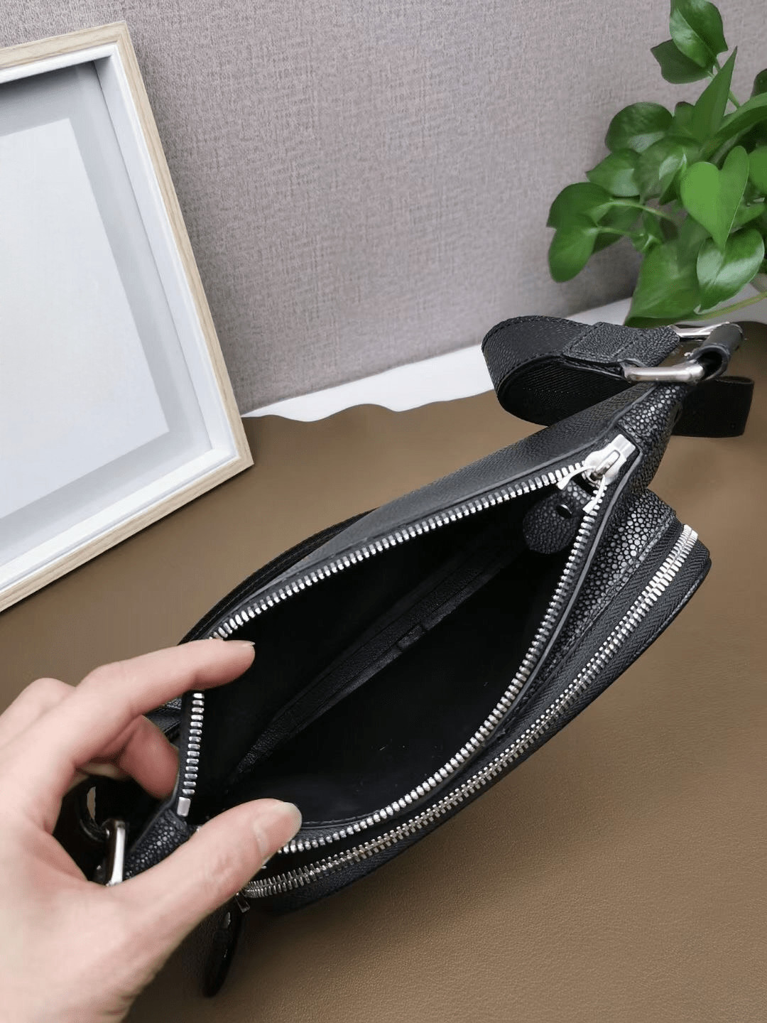 Men'sPearl Stingray Leather Crossbody Waist Bag Fanny Pack Chest Bag Male Casual Belt Sling Bum Bags