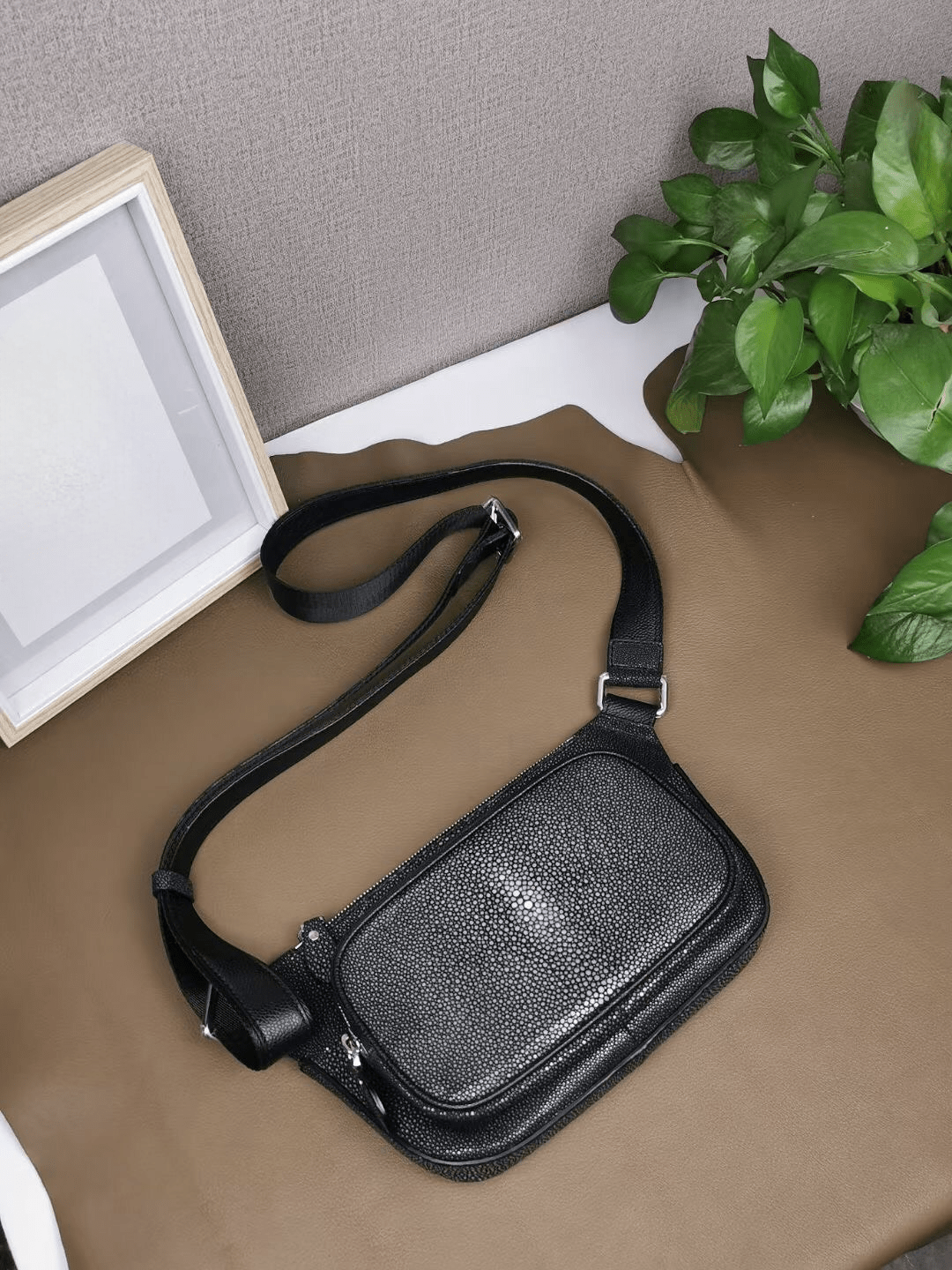 Men'sPearl Stingray Leather Crossbody Waist Bag Fanny Pack Chest Bag Male Casual Belt Sling Bum Bags